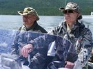 Vladimir Putin a ministr obrany Sergej Šojgu rybaří v Tuvě. (26. července 2013)