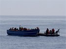 Nmetí námoníci zachraují uprchlíky nedaleko ostrova Lampedusa (8. kvtna...