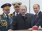 Ruský prezident Vladimir Putin s ministrem obrany Sergejem ojgu (vlevo) a...