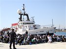 Uprchlíci, kteí peili cestu pes Stedozemní moe, v sicilském pístavu...
