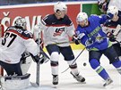 Slovinský hokejista Jan Murak se bije ped americkou brankou.