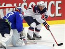 Americký hokejista Robert Kristian se snaí zasunout puk do slovinské branky.
