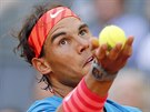 Rafael Nadal se soustedí na podání ve finále turnaje v Madridu.