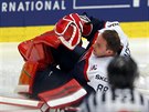 Jedna z ruských střel v utkání hokejového MS v Ostravě poničila slovenskému...