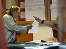 Poláci vybírají prezidenta v prvním kole voleb (10. kvtna 2015).