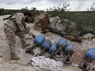 Bojovník Syrské svobodné armády pipravuje podomácky vyrobené zbran v...