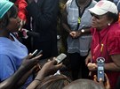 Liberijská prezidentka Ellen Johnson Sirleafová (vpravo) hovoí se zdravotní...