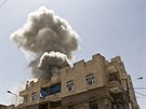 Kou se valí z domu jemenského exprezidenta Alího Abdulláha Sáliha po leteckém...