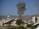 Letecký úder  zasáhl podle spojenc sklad zbraní Hútíovc v Sanaa (12. kvtna...