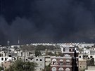 Dým nad Sanaa po leteckém úderu arabské koalice (12. kvtna 2015).