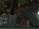 Písluník afghánských bezpenostních sil u kábulského hotelu, kde zaútoil...