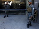 Afghánský policista steí vstup do hotelu, kde ve stedu zaútoil neznámý...