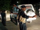 Afghántí policisté u hotelu, kde zaútoil neznámý ozbrojenec (13. kvtna 2015).