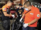 Záchranái v Manile vynáení tla obtí poáru v továrn na obuv (14. kvtna...