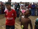 Chlapci se úastní soute v uprchlickém táboe v Indonésii (17. kvtna 2015).