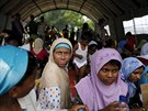 Uprchlíci, kteí z Barmy dorazili do Indonésie, ekají na lékaské oetení...