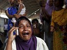 Uprchlice z Barmy telefonuje s píbuznými, její lo dorazila do Indonésie (16....