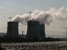 Zimní pohled na polskou tepelnou elektrárnu Turów