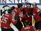 Švýcarští hokejisté se radují z vyrovnávacího gólu, který Kanadě vstřelil...