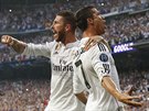 VEDEME! Cristiano Ronaldo (vpravo) oslavuje svj gól, který vstelil z penalty...