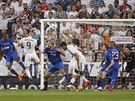 BUDE TO GÓL? Krim Benzema (s íslem 9) hlavikuje na bránu Juventusu. Tato...