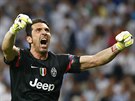 OBROVSKÁ RADOST. Gianluigi Buffon, branká Juventusu, oslavuje postup svého...