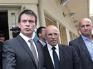 Francouzský premiér Manuel Valls (tetí zprava) na návtv msta Menton na...
