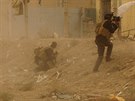 Bezpenostní jednotky Iráku brání velitelství v Ramádí ped útokem ozbrojenc...