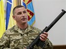 Ukrajinský vojenský velitel ukazuje puku, která byla zabavena zajatým ruským...
