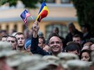 Konvoj americké armády projídí rumunským mstem Braov