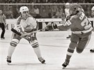 Vladimír Kame (vpravo) a Kanaan Doug Lidster pi MS v hokeji v roce 1985 v...