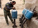 Syrský povstalec kontroluje stely pro dlo Borkan vyrobené z plynových bomb.