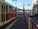 Tramvajová zastávka Nádraí Podbaba. Nádraí je vak v nedohlednu a vekeré...