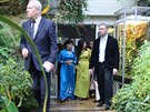 Manelka vietnamského prezidenta Mai Thi Hanh - v modrých atech - vstupuje do...