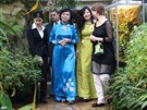 Manelka vietnamského prezidenta Mai Thi Hanh - v modrých atech - si prohlíí...