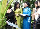 Manelka vietnamského prezidenta Mai Thi Hanh - v modrých atech - v botanické...