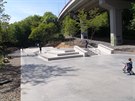 Skatepark pod vysoanskou estakádou.