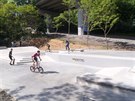 Skatepark pod vysoanskou estakádou si uijí i bikei.