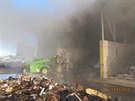 Požár haly s tříděným odpadem v Kralovicích