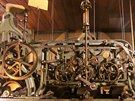 Unik�tn� pohled na b�n� nedostupn� stroj olomouck�ho orloje (kv�ten 2015)