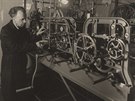 Olomouck� hodin��sk� mistr Konrad Schuster v roce 1955 u stroje olomouck�ho...