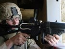 Americký voják s nesmrtící zbraní FN 303 pi cviení