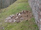 Utrené kameny ze zdiva hradu Litice.