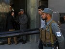 Policie hlídá kábulský hotel po útoku ozbrojenc.