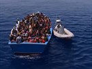 Stovky uprchlík na peplnné lodi nedaleko beh Libye