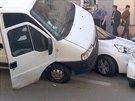 Dodávka najela v ulici Kiíkova v praském Karlín na zaparkované auto. (11....