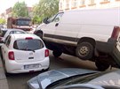 Dodávka najela v ulici Kiíkova v praském Karlín na zaparkované auto. (11....