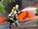 V Hrdloezích hasilo stechu místní firmy sedm jednotek hasi spolu s...