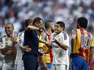 Útoník Javier Chicharito Hernandez z Realu Madrid diskutuje s rozhodím v...