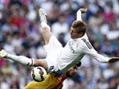 Záloník Toni Kroos z Realu Madrid padá po souboji s Andresem Gomesem z...